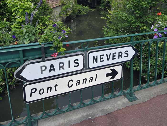French canal signage
