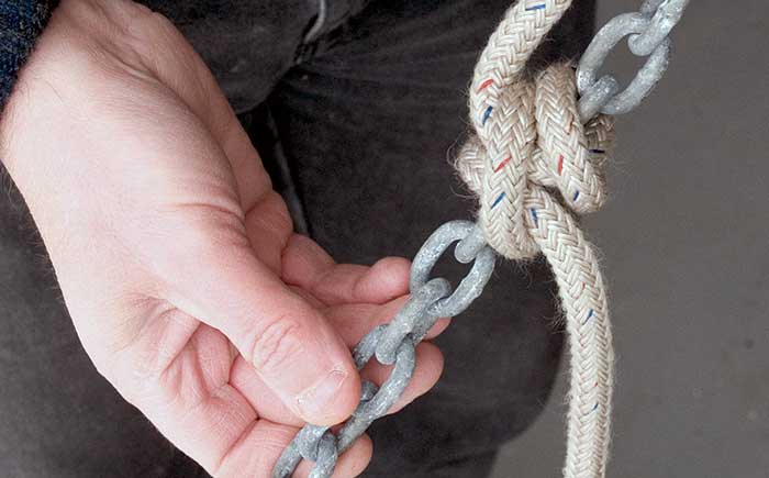 Rolling hitch knot tied to chain
