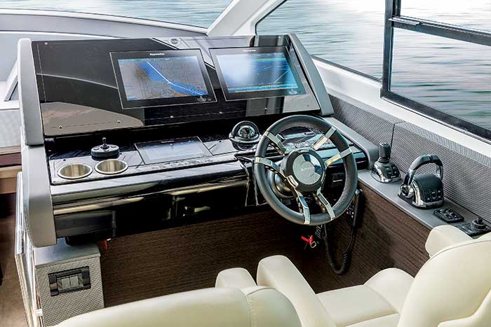 Cruisers 60 Cantius helm