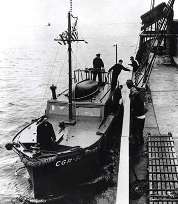 Reservists boarding merchant ship