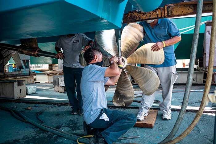 Installing-a boat propeller