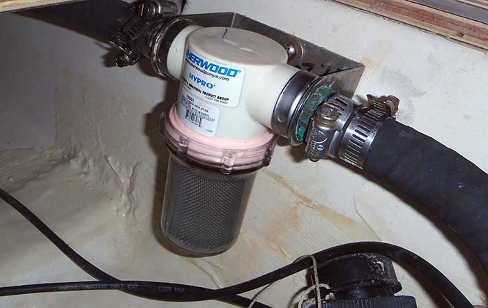 Air conditioning raw water intake filter