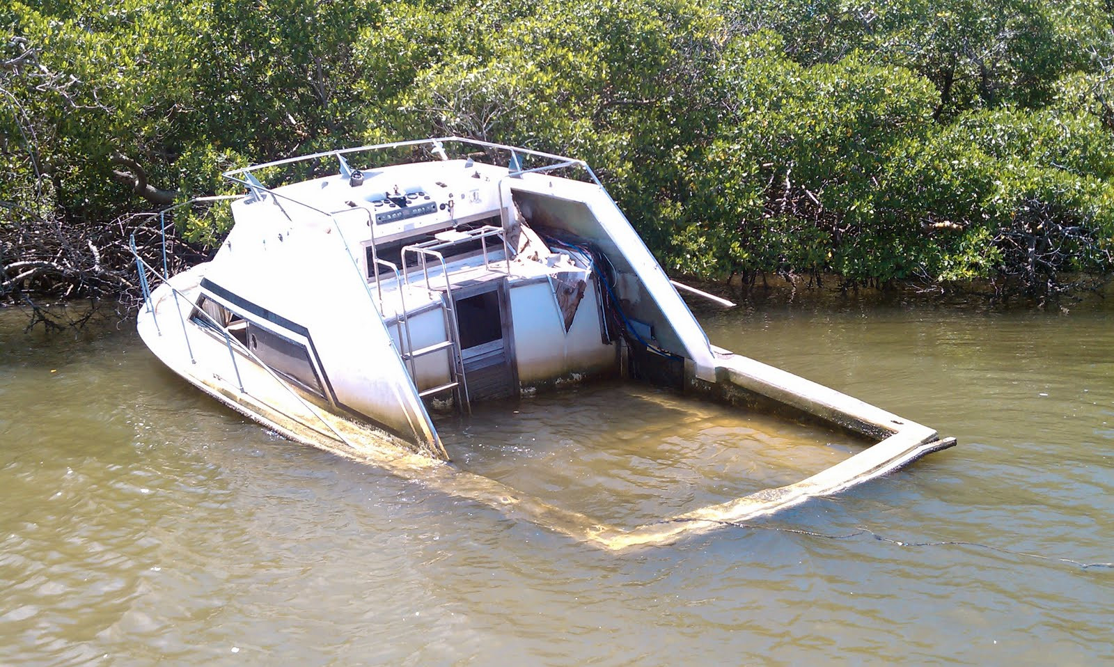 Help the BoatUS Foundation create a new online database to track abandoned and derelict vessels by giving us your ideas.